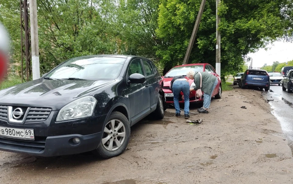 Три автомобиля стали участниками ДТП. ФОТО: Павел МАКАРОВ