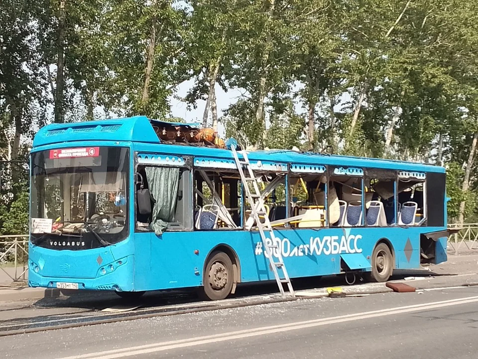 В автобусе выбило стекла в результате хлопка газового баллона.