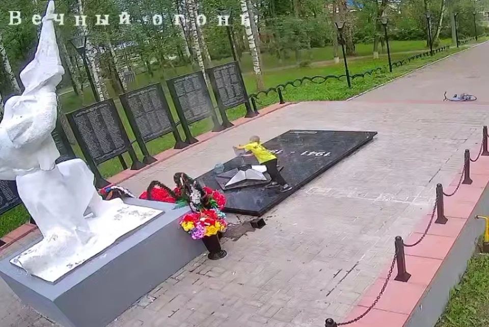Парня в яркой футболке нашли полицейские. Фото: телеграм-канал Ростов Великий подслушано.