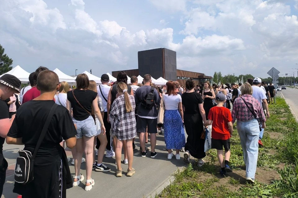 Второй день фестиваля «Черника» в Новосибирске начался с больших очередей на входе. Фото: Ирина Федина
