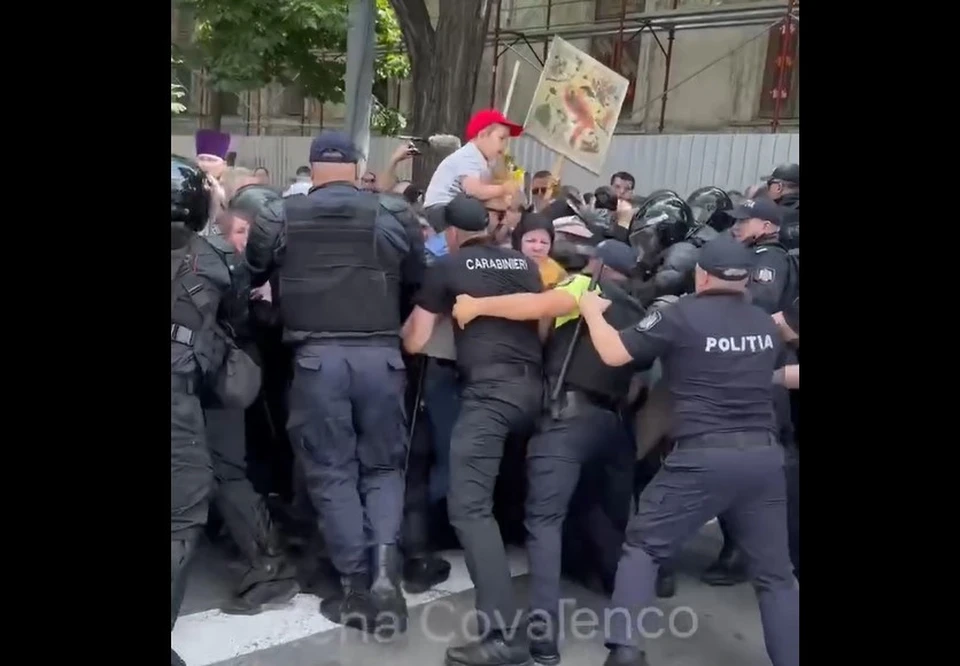 Сегодня под ударами полицейских дубинок пострадали все те, кто не может больше молчать. Фото:скриншот виедо