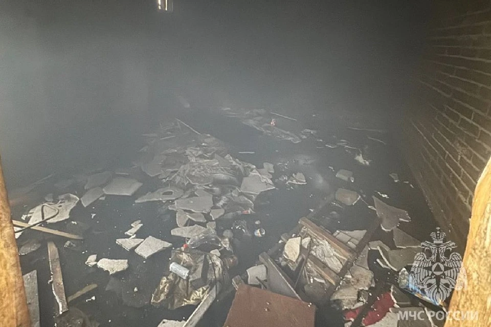 Детская шалость с огнем закончилась пожаром в заброшке на Карла Маркса Фото: МЧС Магаданской области