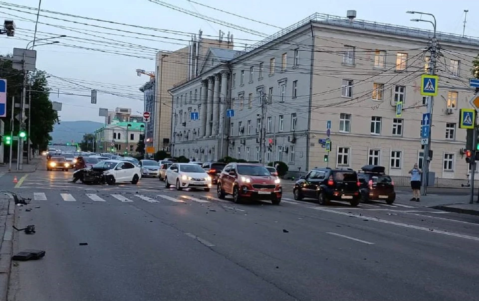 В Красноярске служебный автомобиль полиции врезался в «Фольцваген». Фото: краевое МВД