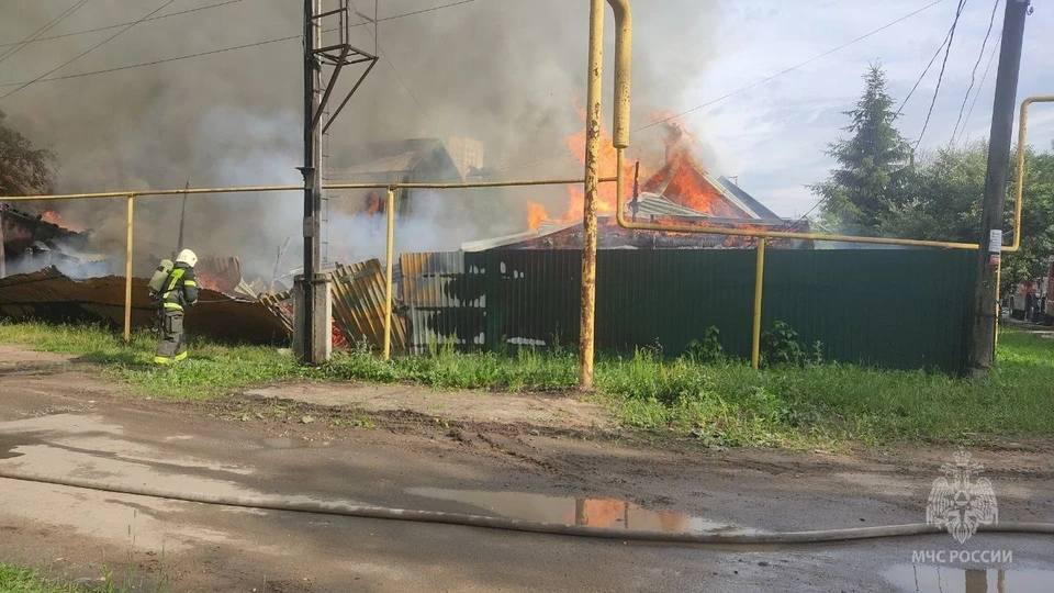 Два частных дома сгорели на улице Барнаульской в Нижнем Новгороде.