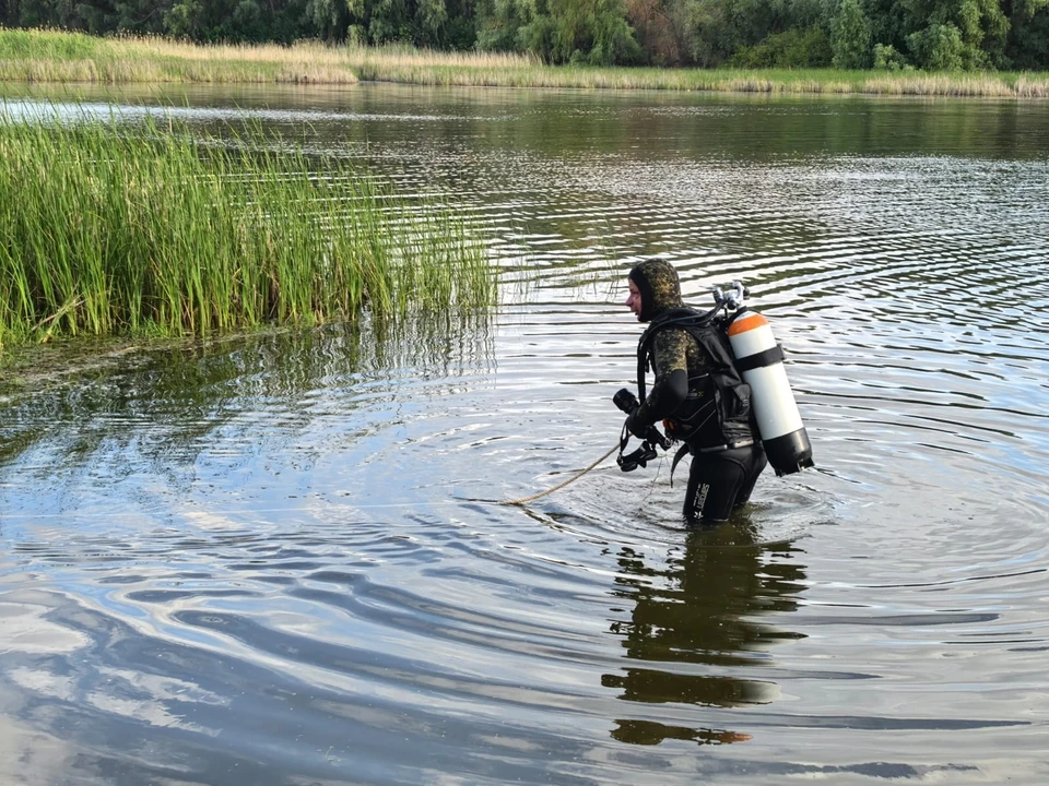Водолазы подняли тело. Фото: ГКУ Служба спасения.