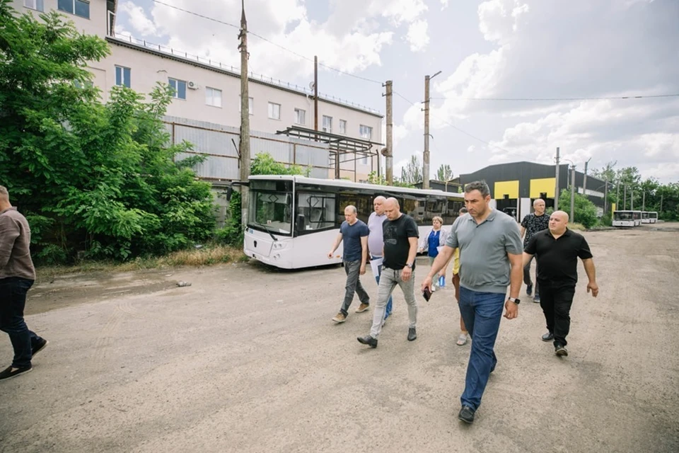 Глава Мариуполя Антон Кольцов побывал в автобусном и троллейбусном парке. Фото: ТГ/Кольцов