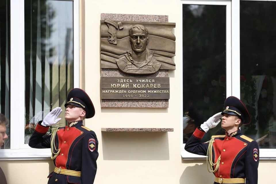 В Иркутске увековечили память героя СВО Юрия Кокарева.