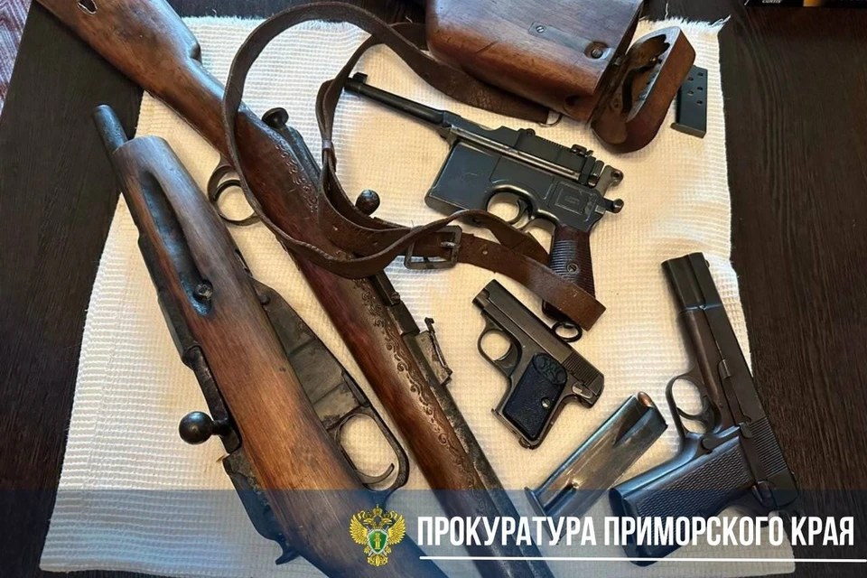 Мужчина коллекционировал оружие.