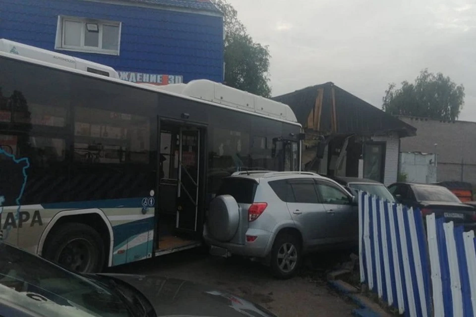 Пассажирский автобус врезался в стену здания на пересечении улиц Черемшанской и Алма-Атинской.