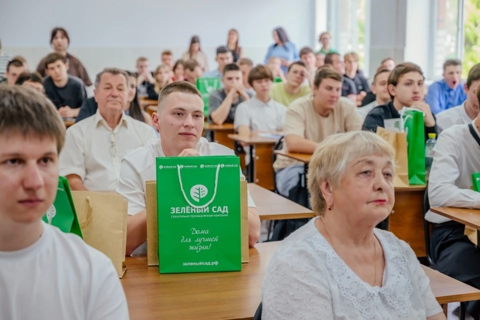 ГК «Зелёный сад» вручила ценные подарки выпускникам-строителям, уходящим в армию.