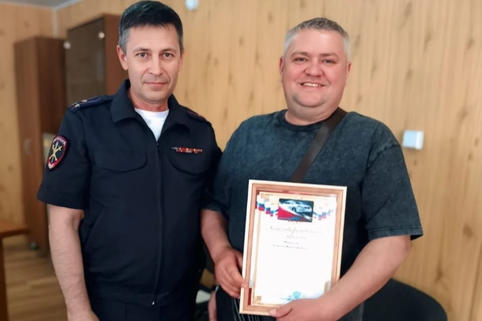 В Чуне наградили таксиста, который спас женщину от мошенников