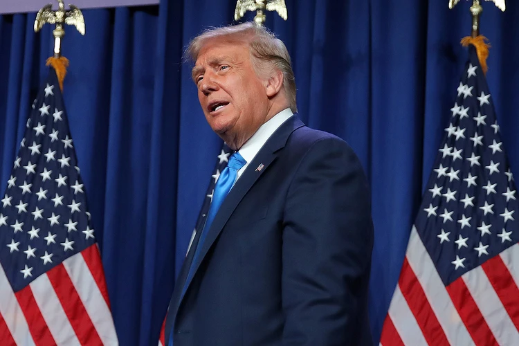 Золотой телефон от Трампа: президент США делает миллионы на мелочах