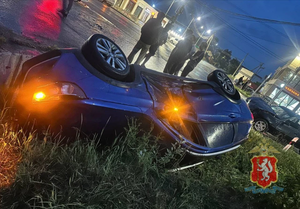 От удара Lada съехала с дороги и перевернулась. Фото: Госавтоинспекция Свердловской области