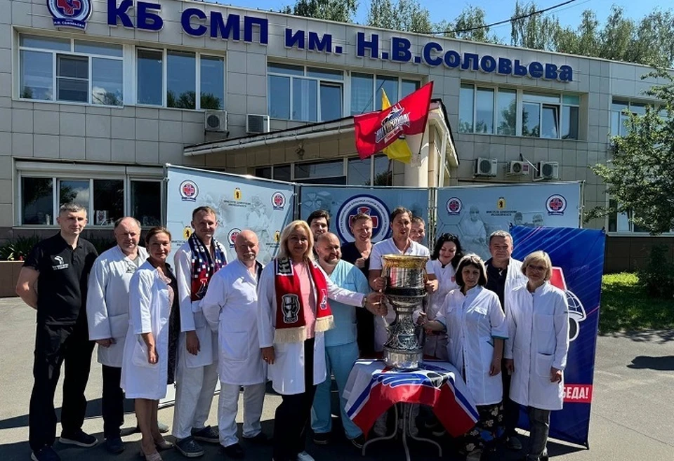 Кубок Гагарина побывал в больнице имени Соловьева. ФОТО: страница Натальи Даниленко ВКонтакте