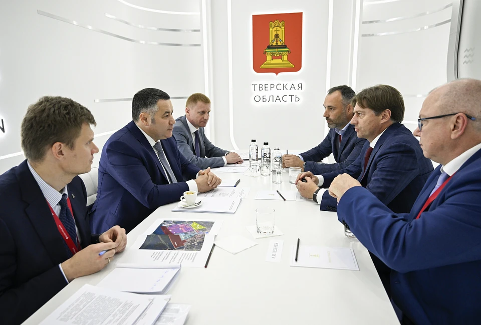 На переговорах.