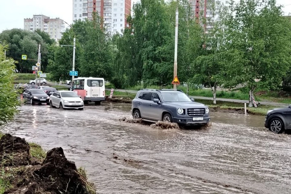 В микрорайоне Садовый дорожники ремонтируют полотно на улице Уинской и вся вода скопилась в низине. Фото: Арсений Овчинников.