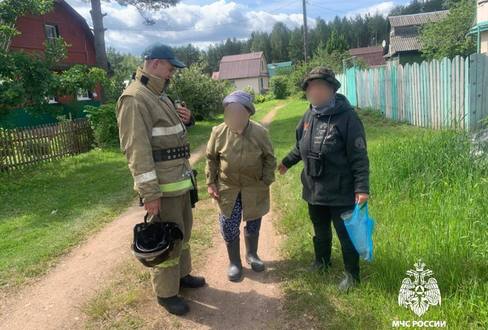 Женщину вывели из лесу. Фото: ГУ МЧС по Тверской области
