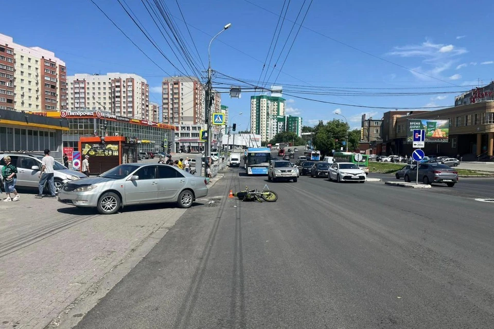 В Новосибирске на улице Бориса Богаткова произошло ДТП с участием питбайка и автомобиля Toyota Camry. Фото: Госавтоинспекция Новосибирска