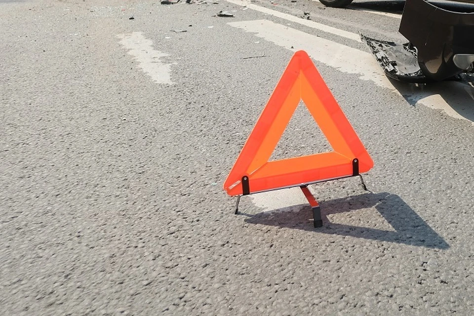 На трассе в Хабаровском крае опрокинулась иномарка с тремя пассажирами