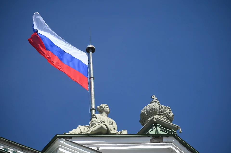 На Украине задержали мужчину, укутавшегося во флаг РФ на похоронах военного ВСУ