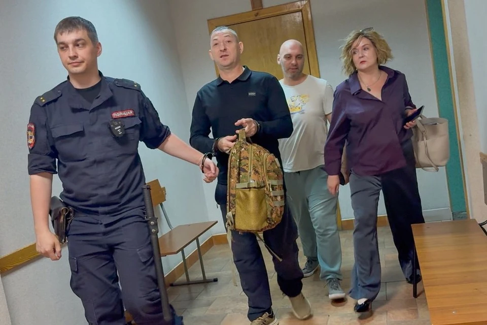 Мужчину вывели из зала суда в наручниках.