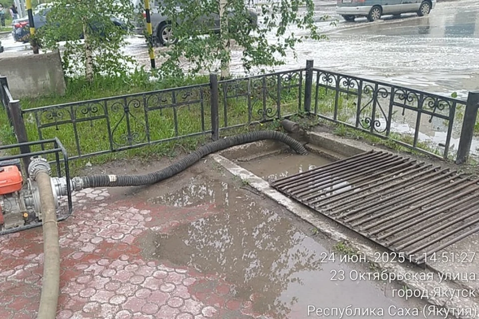 В Якутске усилили откачку воды с улиц после сильного дождя. Фото: Официальный канал окружной администрации ГО «город Якутск»