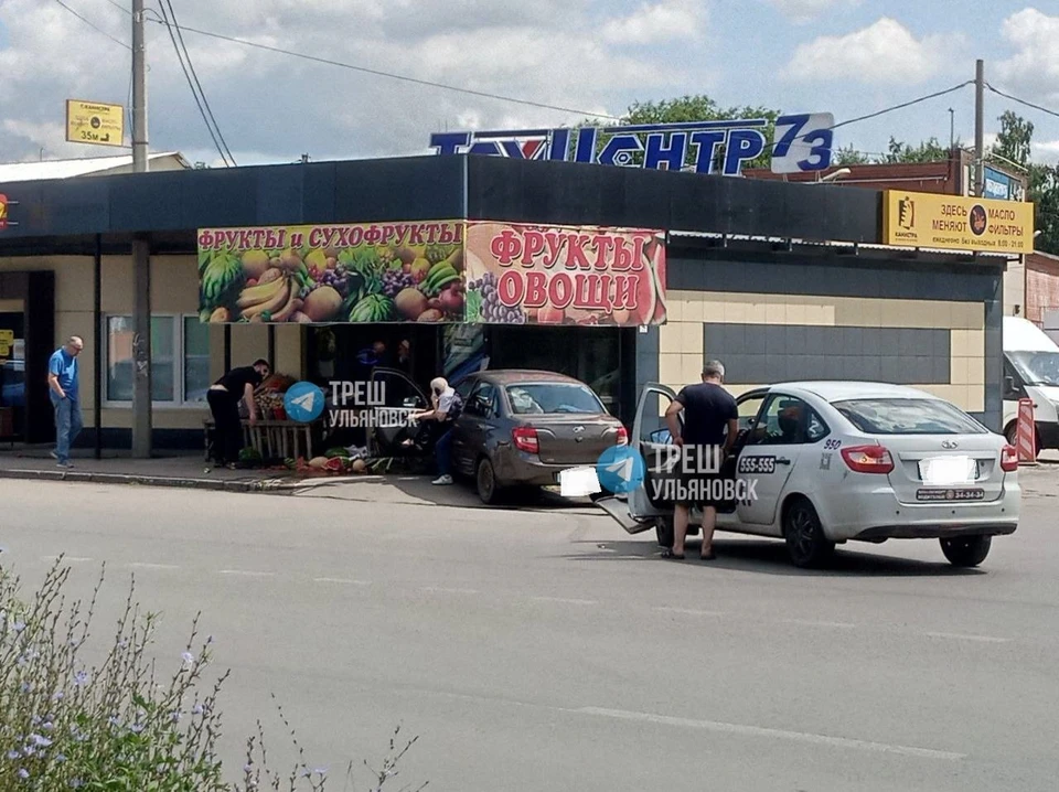 В Заволжском районе Ульяновска женщина протаранила прилавок с овощами и фруктами. Фото телеграм-канал ТРЕШ Ульяновск