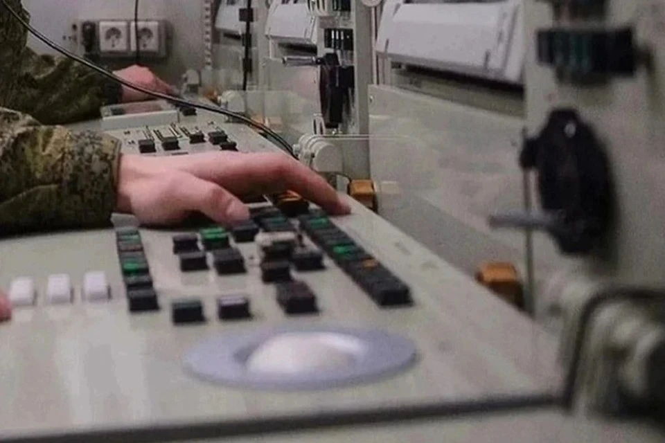 Военные отражают воздушную атаку в Ростовской области.