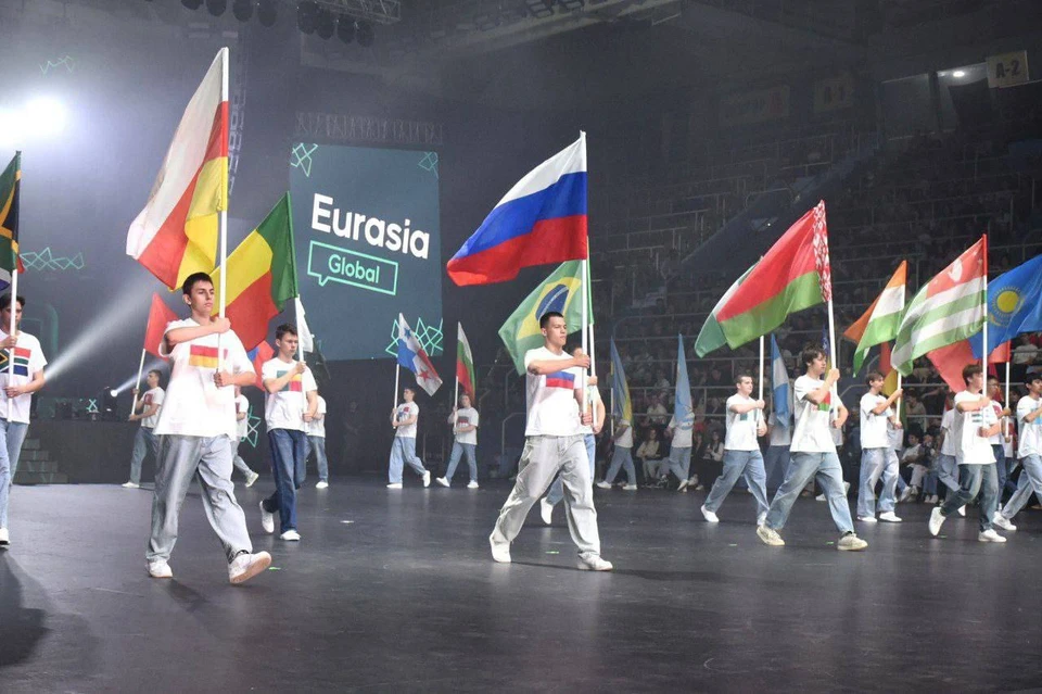 В этом году участниками форума стали 300 молодых людей из 82 регионов РФ, федеральной территории «Сириус» и 53 стран. Фото: Александр Чердинцев