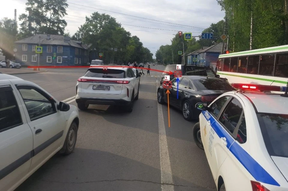 В Сыктывкаре водитель иномарки спровоцировал тройное ДТП. Фото: ГАИ по Коми.
