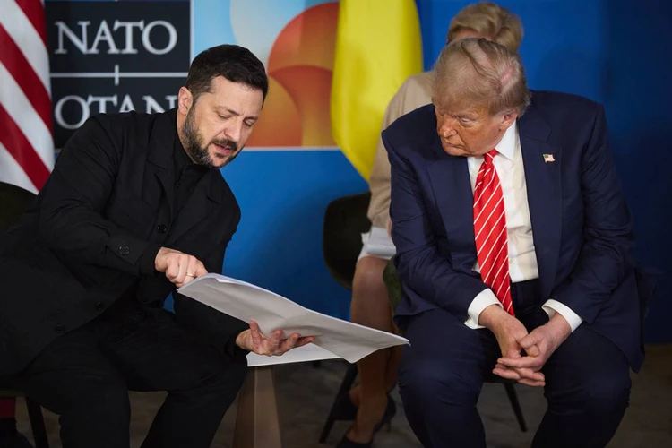 Зеленский показал Трампу помятые бумажки: вот что на них было