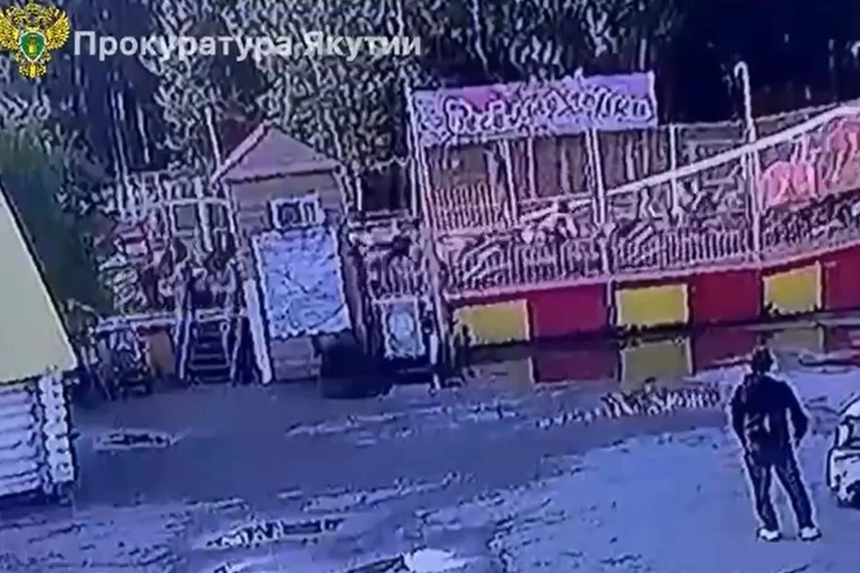 Детский аттракцион «Веселые горки» сошел с рельсов в Якутске. Фото: скриншот с видео прокуратуры РС (Я)