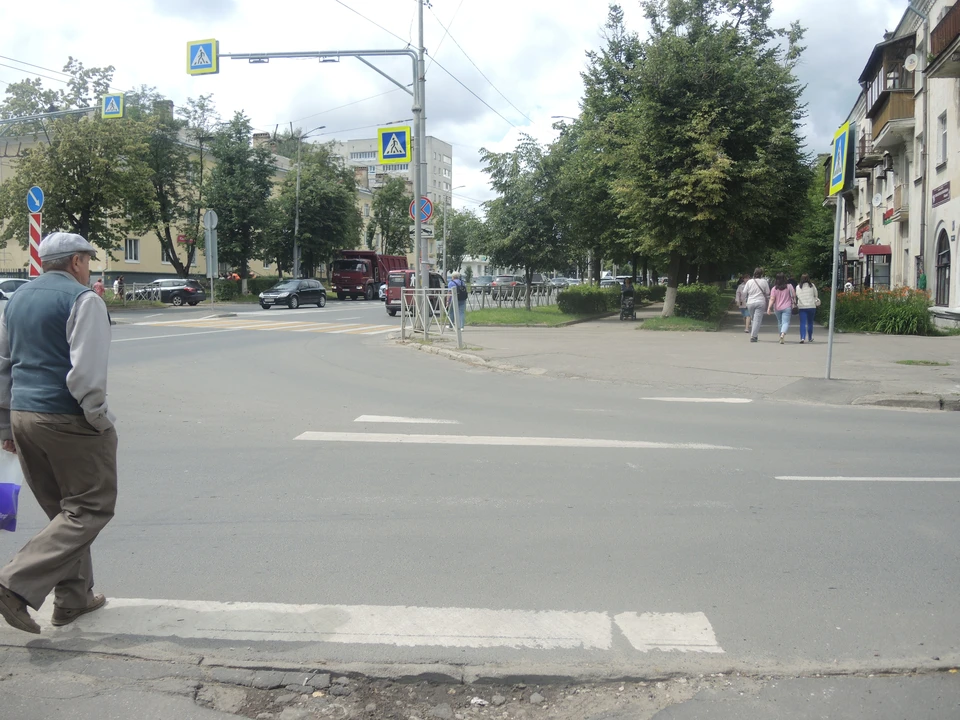 Переход на перекрестке улиц Горького и Никитина требует разметки.