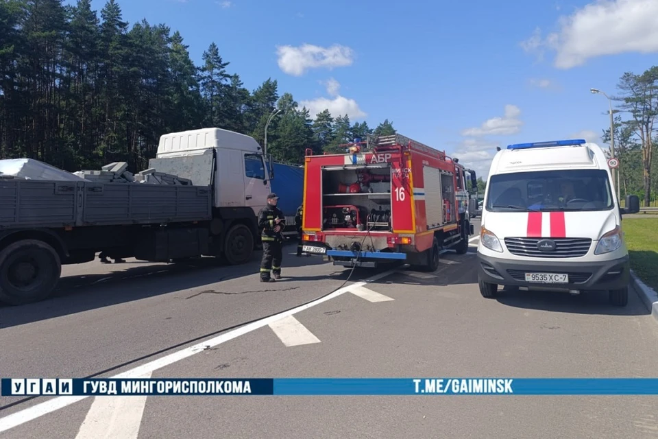 В Минске столкнулись три грузовика. Фото: УГАИ ГУВД Мингорисполкома.
