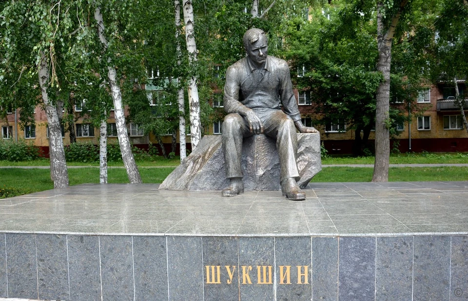 Памятник Шукшину в Барнауле