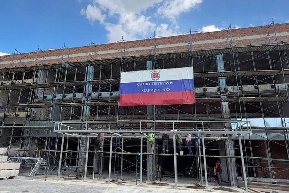 В Мариуполе продолжается восстановление спорткомплекса «Нептун». Фото: ТГ/Побратимство Петербурга и Мариуполя