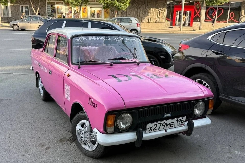 Подростки скакали на крыше автомобиля ради веселых кадров