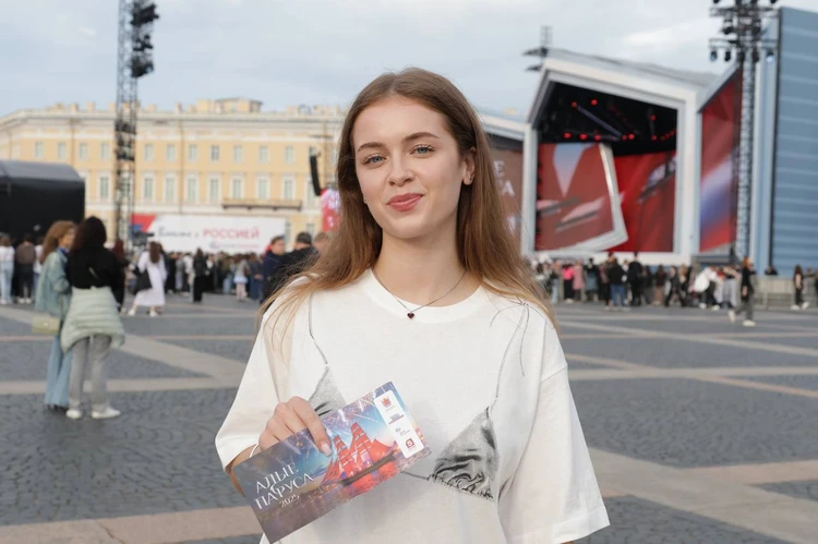 «Парень ревнует, а модельные агентства зовут к себе»: Первое интервью самой известной выпускницы России с глубоким декольте
