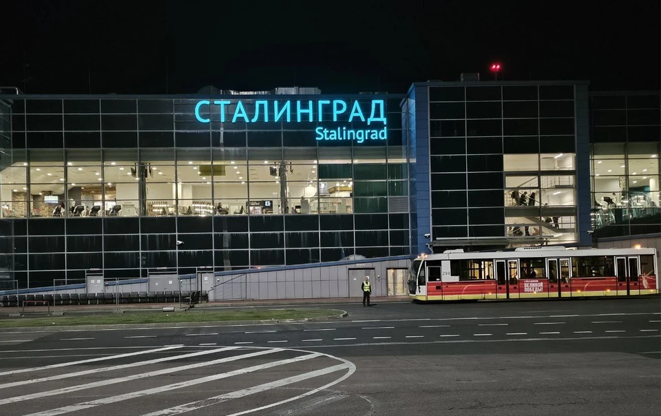 Аэропорт закрыли ночью на вылет и прием воздушных судов.