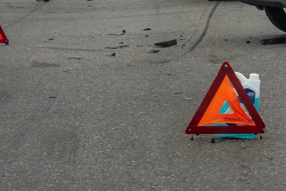 Тягач MAN врезался в Toyota Camry при съезде с кольца недалеко от аэропорта Толмачево.