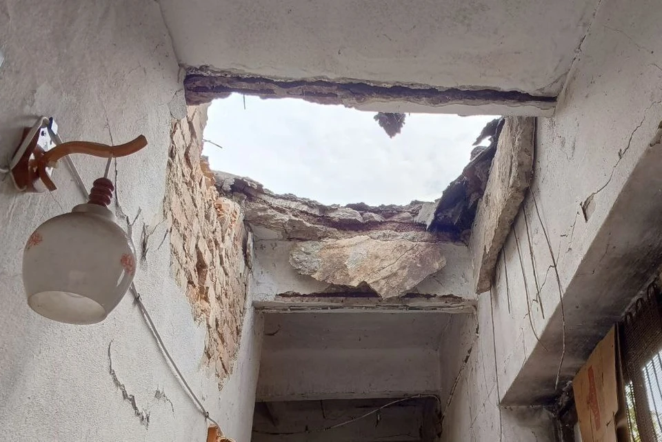 Боевики бьют по домам мирных жителей. ФОТО: Владимир Сальдо.