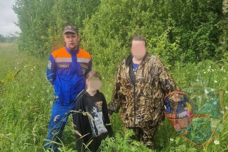 Спасатели вывели из леса трех человек. Фото: аварийно-спасательная служба Ленинградской области.