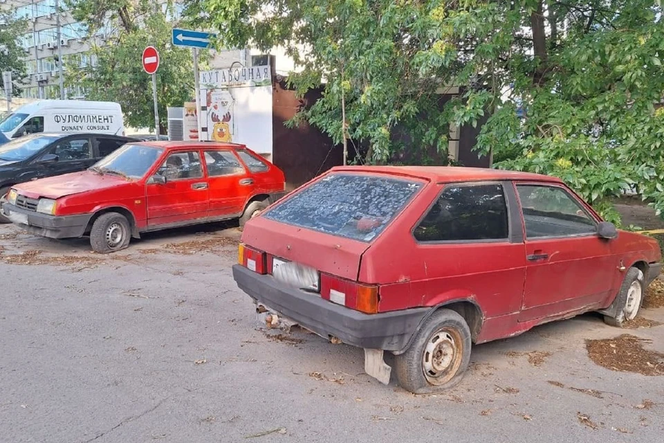 Вначале на парковке была одна брошенная машина, потом к ней добавилась вторая.