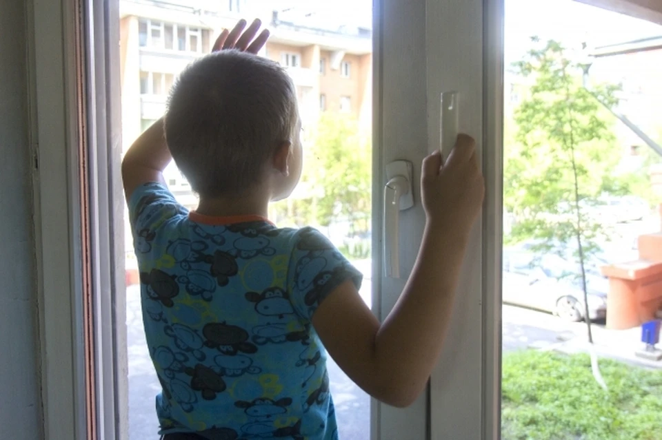 В Комсомольске полиция пресекла опасную ситуацию с детьми на подоконнике