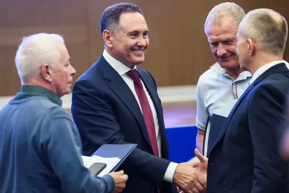 Валерий Бондаренко (в центре) после избрания. Фото: Павел Табарчук / judo.ru