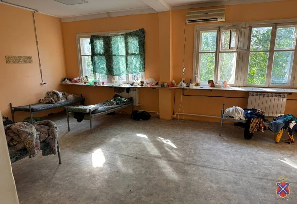 Полицейские регулярно проверяют дома, где живут приехавшие на заработки мигранты.