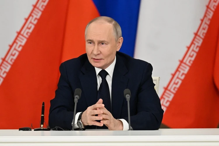 Путин и Макрон поговорили по телефону впервые за три года