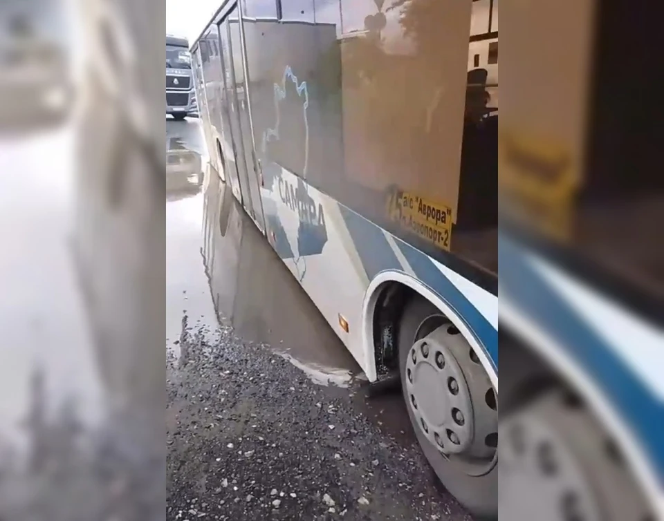 Другие автобусы направили в объезд. Фото: скриншот видео