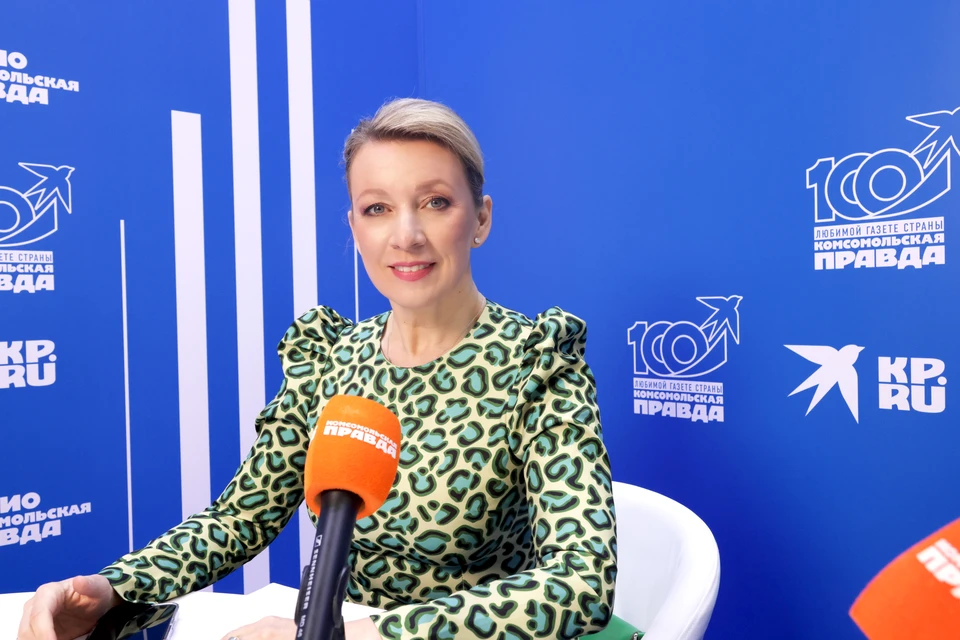 Захарова предложила Западу прокомментировать звонок Макрона Путину