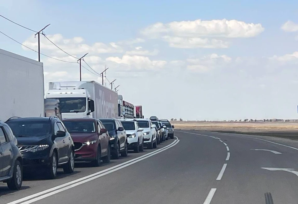 Еще вчера пробка растянулась до 10 километров. Фото: Анатолий Цуркин